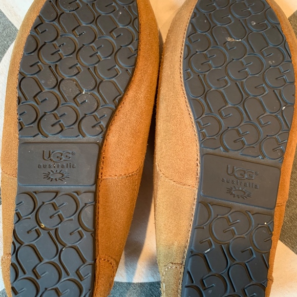 UGG Big Kid Unisex beige Slippers, size 5 - Picture 2 of 6